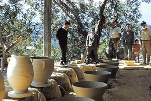 ΦΩΤΟΗΜΕΡΑΣ: Κρήτη, εργαζόμενοι και μέλη της οικογένειας του αγγειοπλάστη στην Καρωτή Ρεθύμνου, 1958-1962, φωτογραφία Roland Hampe.