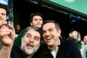 Ο Παναθηναϊκός ένωσε στα επίσημα του γηπέδου «Απόστολος Νικολαΐδης» τον Αλέξη Τσίπρα και τον ηθοποιό Βασίλη Μπισμπίκη, οι οποίοι παρακολούθησαν το ντέρμπι της αγαπημένης τους ομάδας με την ΑΕΚ.