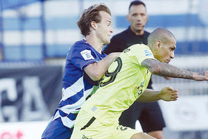 Στόχος επιτεύχθηκε για τον ΟΦΗ που νίκησε στο Περιστέρι τον Ατρόμητο και έμεινε μόνος του στην πρώτη θέση των πλέι άουτ της Super League δυο αγωνιστικές πριν από το τέλος.