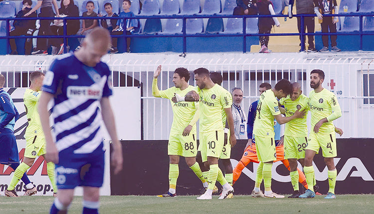 Νίκη που τους φέρνει κοντά στην κατάκτηση της πρώτης θέσης στα πλέι αουτ πανηγύρισαν στο Περιστέρι οι παίκτες του ΟΦΗ