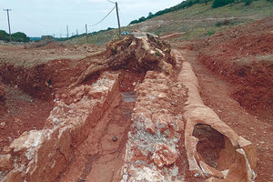 Ο πήλινος κλειστός αγωγός που αποκαλύφθηκε και δίπλα του ο ανοικτός αγωγός και οι ξεροκαμάρες (υδατογέφυρες)