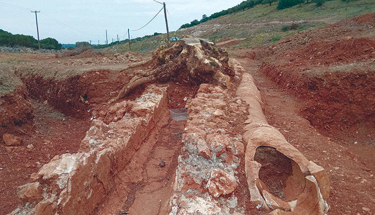 Ο πήλινος κλειστός αγωγός που αποκαλύφθηκε και δίπλα του ο ανοικτός αγωγός και οι ξεροκαμάρες (υδατογέφυρες)