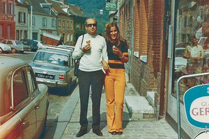 Φωτογραφίες από το αρχείο του ανέσυρε ο Κυριάκος Βιρβιδάκης. Και οι δυο πρέπει να είναι την εποχή της χούντας, που ο Μητσοτάκης και η οικογένειά του ήταν μεταξύ Γαλλίας και Γερμανίας. Ο Κώστας Μητσοτάκης διακρίνεται με την Ντόρα να απολαμβάνουν παγωτό.