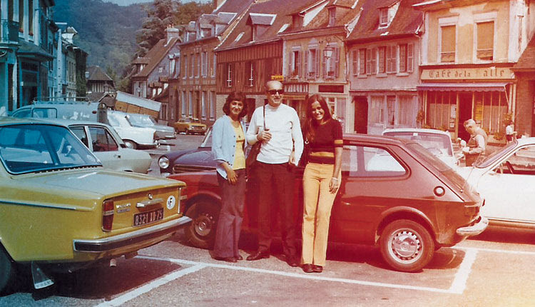 Φωτογραφίες από το αρχείο του ανέσυρε ο Κυριάκος Βιρβιδάκης. Και οι δυο πρέπει να είναι την εποχή της χούντας, που ο Μητσοτάκης και η οικογένειά του ήταν μεταξύ Γαλλίας και Γερμανίας. Ο Κώστας Μητσοτάκης διακρίνεται με την Ντόρα να απολαμβάνουν παγωτό.