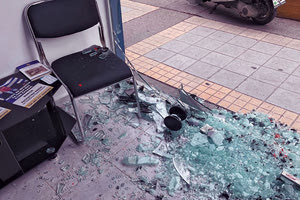 Οι δράστες με βαριοπούλες έσπασαν τις τζαμαρίες