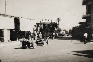 ΦΩΤΟΗΜΕΡΑΣ: Ηράκλειο του 1962. Στην πιάτσα των καραγωγέων στην πλατεία Καλλεργών και στην είσοδο του πάρκου Θεοτοκόπουλου. Φαίνεται ο φοίνικας, δίπλα στο κτήριο που στεγαζόταν παλιά η εφορία. Φωτογραφία Μάρκος Ναλετάκης.