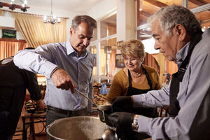 Ωραίο είναι αυτό αλλά να το κάνουν όχι μόνο προεκλογικά! Στην ταβέρνα «Κρητικός» στο Κερατσίνι, η οποία παρέχει δωρεάν γεύματα σε ανθρώπους που έχουν ανάγκη, βρέθηκε το πρωί της Τετάρτης ο πρωθυπουργός, στο πλαίσιο της περιοδείας του στην περιοχή.