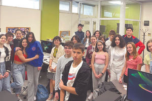 Είναι από τις ξεχωριστές επισκέψεις. Από τις χαρούμενες στιγμές μας. Χθες στα γραφεία της «Π» βρέθηκαν μαθητές από το Πρότυπο Γυμνάσιο Ηρακλείου και ξεναγήθηκαν στις εγκαταστάσεις μας από στελέχη της εφημερίδας και την προϊσταμένη του τεχνικού τμήματος Ρένα Χατζηανέστη.