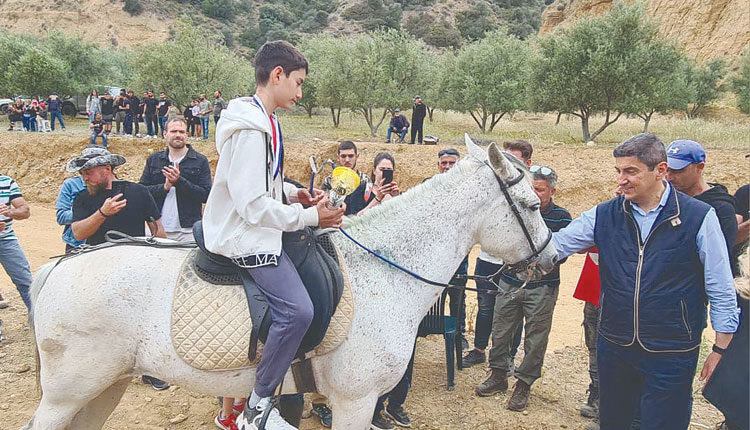 Σε 7 αθλητικές εκδηλώσεις την ίδια μέρα ο Λευτέρης Αυγενάκης