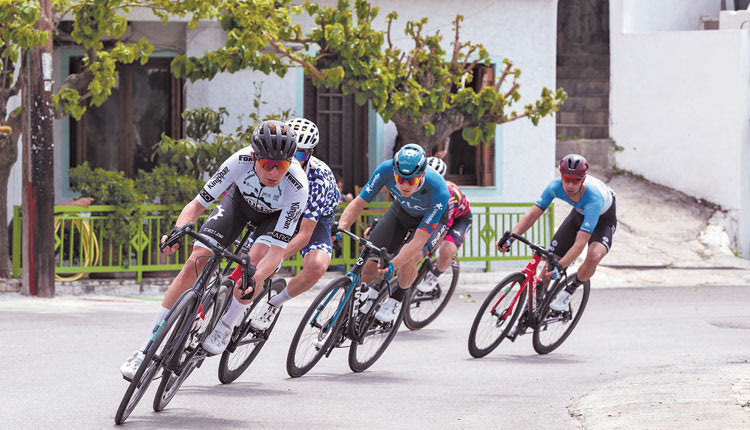 Γκρουπ ποδηλατών περνώντας από χωριό της ενδοχώρας του Ηρακλείου.