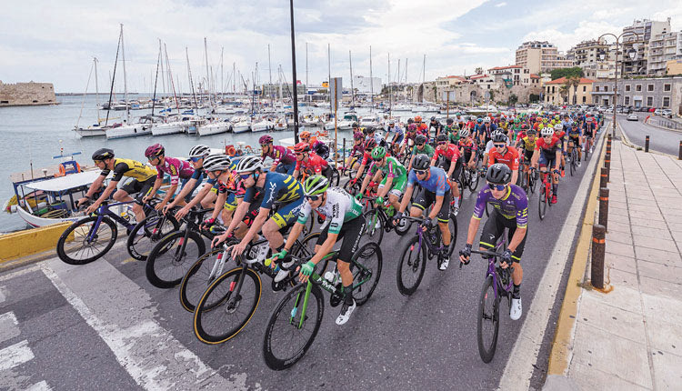 Οι ποδηλάτες περνώντας από το λιμάνι του Ηρακλείου