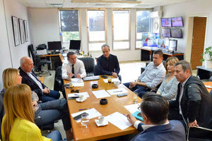 Συνάντηση ενόψει του ντιμπέιτ (debate) της Τετάρτης για τις εκλογές της 21ης Μαΐου 2023 είχαν χθες στο Ραδιομέγαρο της ΕΡΤ οι δημοσιογράφοι των έξι καναλιών πανελλαδικής εμβέλειας, που θα θέσουν τις ερωτήσεις στους πολιτικούς αρχηγούς.