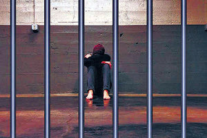 ΞΥΛΟΔΑΡΜΟΙ ΚΑΙ ΒΙΑΣΜΟΙ ΜΕ ΘΥΜΑ 17ΧΡΟΝΟ ΗΡΑΚΛΕΙΩΤΗ Άμεση παρέμβαση της Πολιτείας για το «κολαστήριο» στις φυλακές που κατήγγειλε ο ανήλικος