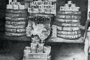 ΦΩΤΟΗΜΕΡΑΣ:Μια φωτογραφία ντοκουμέντο από το Ηράκλειο του Μεσοπολέμου. Ελαστικά του «Οίκου Σακλαμπάνης-Χρονίδης». Διακρίνεται ο Πλ. Χρονίδης.