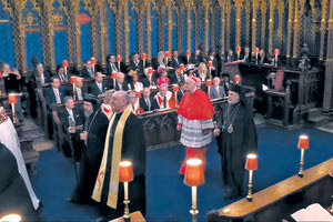 Το τελετουργικό της ενθρόνισης (άσχετα αν μας αρέσει ή όχι, εάν συμφωνούμε ή διαφωνούμε με τον θεσμό) αποτελεί ένα εργαλείο ήπιας ισχύος για τη Βρετανία. Ο Έλληνας πατριάρχης Ιεροσολύμων ήταν επίσημος προσκεκλημένος και συμμετείχε καίρια, γιατί αυτός ετοίμασε και έφερε το χρίσμα από τον Πανάγιο Τάφο