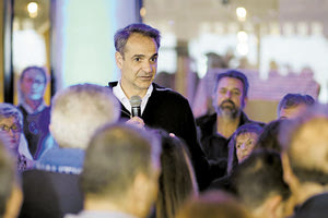 Το έκανε το σαρδάμ ο Μητσοτάκης! Πηγαίνοντας στην Κεφαλονιά  αναφέρθηκε σε ένα παλιό ιστορικό σαρδάμ του Γεωργίου Παπανδρέου με τον Βόλο και τη Λάρισα εκφράζοντας την ελπίδα να μην κάνει και εκείνος ένα ανάλογο σαρδάμ σε μια από τις περιοδείες του σε αυτή την προεκλογική περίοδο.