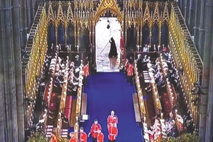 Τι να πεις με τις θεωρίες συνωμοσίας! Τελειωμό δεν έχουν τα παραλειπόμενα της στέψης του βασιλιά Καρόλου. Οι χρήστες του Twitter εντόπισαν μία μαυροφορεμένη φιγούρα με μανδύα στο φόντο της στέψης του βασιλιά. Την παρουσία αυτήν την παρομοίασαν με τον Χάρο.