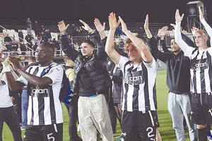 Παίκτες, τεχνική ηγεσία και Μπούσης χαιρετούν τον κόσμο μετά το τελευταίο παιχνίδι στο Ηράκλειο