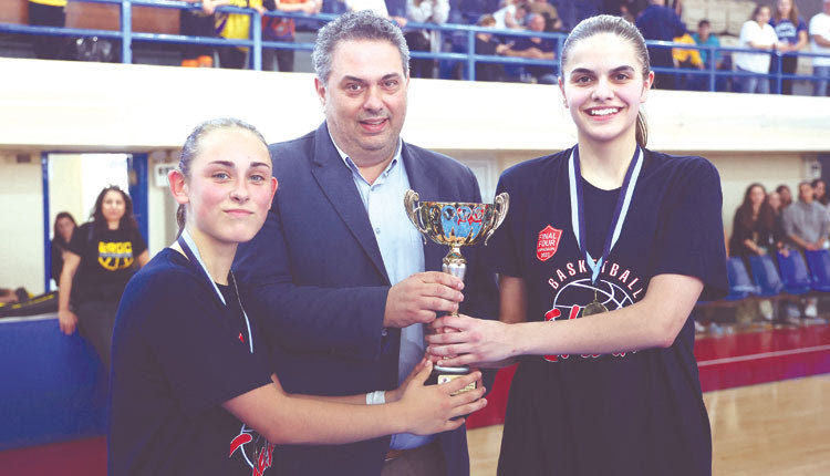 Ο αντιπεριφερειάρχης κ. Πιτσούλης έδωσε το κύπελλο στα κορίτσια του ΟΑΧ