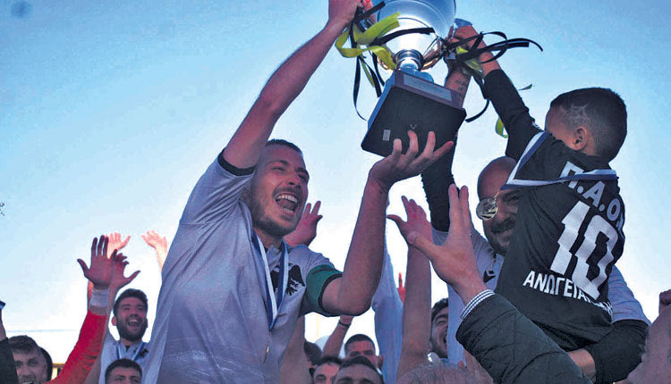 Ο Παπαδιός κι ο Ανωγειαννάκης με τον γιο του σήκωσαν πρώτοι την κούπα. 