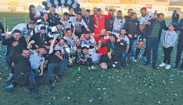 Ο πρόεδρος του ΠΑΟΚ κ. Μπουμάκης με τον Μεμοτσέλα και τους φιλάθλους της ομάδας