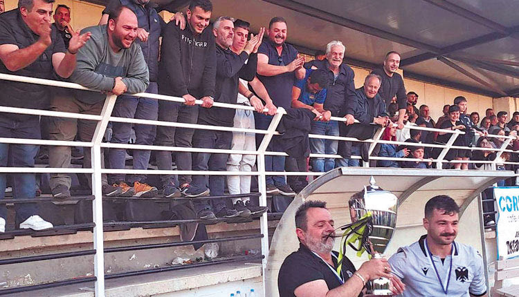 Ο πρόεδρος του ΠΑΟΚ κ. Μπουμάκης με τον Μεμοτσέλα και τους φιλάθλους της ομάδας