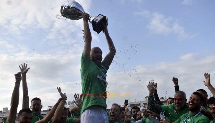 Ο αρχηγός του ΠΟΑ Νίκος Κερμενίδης σήκωσε πρώτος την κούπα και πανηγύρισε στη συνέχεια με τους συμπαίκτες του