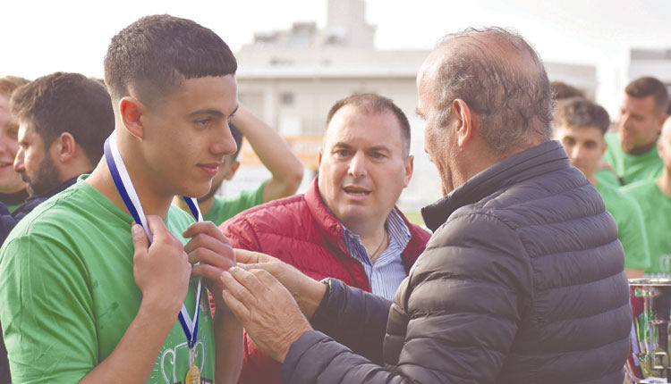 Ο κ. Τζώρτζογλου με τον πρώτο σκορερ του ΠΟΑ Γιάννη Γιακουμάκη