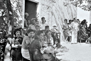 ΦΩΤΟΗΜΕΡΑΣ: Φωτογραφία από την κατοχή στο στο Καστέλλι Πεδιάδος. Μουσική συναυλία παρουσία πολιτών από τη στρατιωτική ορχήστρα της Luftwaffe, Ιούνιος 1943, φωτογράφος Karl Ottahal.