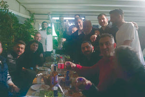 Από τα επινίκια των παικτών του ΠΟΑ στο μαγαζί του Μηνά Πίτσου