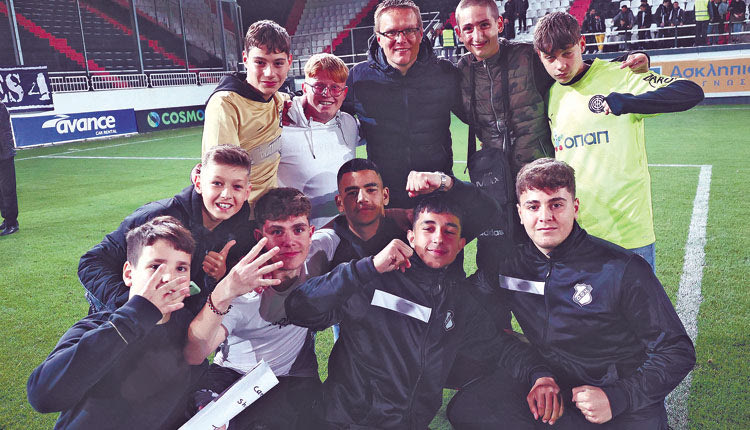 Με μια φωτογραφία του Βάλντας Νταμπράουσκας με μικρά παιδιά μετά το τέλος του αγώνα του ΟΦΗ με τον Ιωνικό, η ομάδα θέλησε να στείλει το δικό της μήνυμα προς τον κόσμο.