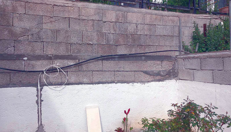 Ανάμεσα από αυλές και τοίχους σπιτιών περνούν οι ιδιωτικοί σωλήνες ύδρευσης στην περιοχή ΤΕΙ Εσταυρωμένος