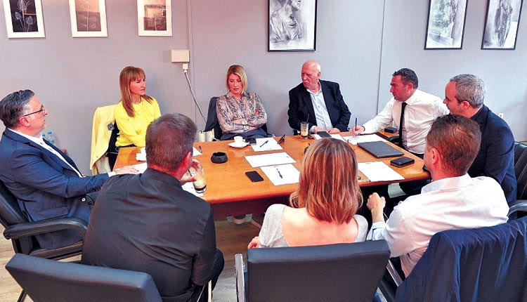 ΣΤΟ ΣΤΟΥΝΤΙΟ ΤΗΣ ΕΡΤ
Απόψε το ντιμπέιτ των αρχηγών