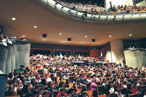 Εκατοντάδες μαθητές Γυμνασίων και Λυκείων της Κρήτης στην «Κάρμεν»