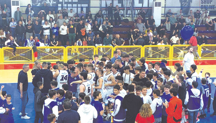 Με τα παιδιά απο τις ακαδημίες που μπήκαν στο γήπεδο, πανηγύρισαν το πρωτάθλημα οι παίκτες του «Ηράκλειο»