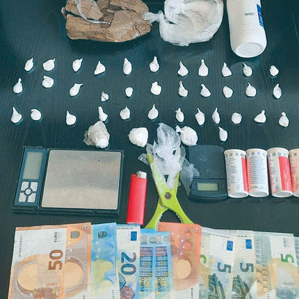 «Φύτρωσαν» φιξάκια έξω από το πατρικό 26χρονου Ηρακλειώτη