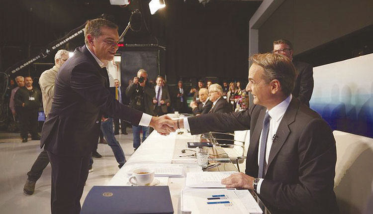 Αν μη τι άλλο, υπήρχε καλό κλίμα... Χαμόγελα και χειραψίες κατέγραψε ο φωτογραφικός φακός στο πρώτο τηλεοπτικό ντιμπέιτ πολιτικών αρχηγών έπειτα από 8 χρόνια.