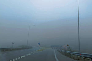 Το ημερολόγιο μπορεί να δείχνει Μάιο, αλλά ο καιρός μάλλον δείχνει… Οκτώβριο.  Έτσι, μετά από τις έντονες βροχοπτώσεις που παρατηρήθηκαν ειδικότερα στον νότο της Περιφερειακής Ενότητας Ηρακλείου, ήρθε και η ομίχλη που έκανε τα πράγματα αρκετά δύσκολα.