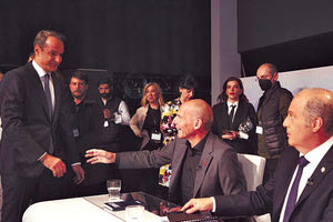 Αν μη τι άλλο, υπήρχε καλό κλίμα... Χαμόγελα και χειραψίες κατέγραψε ο φωτογραφικός φακός στο πρώτο τηλεοπτικό ντιμπέιτ πολιτικών αρχηγών έπειτα από 8 χρόνια.