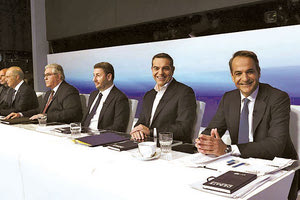 Αν μη τι άλλο, υπήρχε καλό κλίμα... Χαμόγελα και χειραψίες κατέγραψε ο φωτογραφικός φακός στο πρώτο τηλεοπτικό ντιμπέιτ πολιτικών αρχηγών έπειτα από 8 χρόνια.