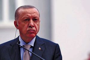 Με την προεκλογική εκστρατεία να βράζει στην Τουρκία και τις δημοσκοπήσεις να τον φέρνουν πίσω από τον Κεμάλ Κιλιτσντάρογλου, ο πρόεδρος της Τουρκίας εξέφρασε την ελπίδα ότι Αθήνα και Άγκυρα θα αφήσουν στην άκρη τις εχθρότητες και τους ανταγωνισμούς.