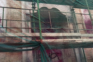 Οι εργασίες αποκατάστασης με δαπάνη της Περιφέρειας Κρήτης  συνεχίζονται στην πρόσοψη των Δικαστηρίων Ηρακλείου, η οποία είχε  βεβηλωθεί  με μπογιές το προηγούμενο διάστημα από τους… ζωηρούς στις πορείες.