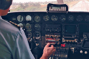 Στην εξάρθρωση συμμορίας που έβγαζε πλαστά διπλώματα σε υποψήφιους πιλότους αεροπλάνων δίνοντάς τους τις απαντήσεις στις θεωρητικές εξετάσεις μέσω συστήματος ενδοεπικοινωνίας προχώρησε η ΕΛΑΣ