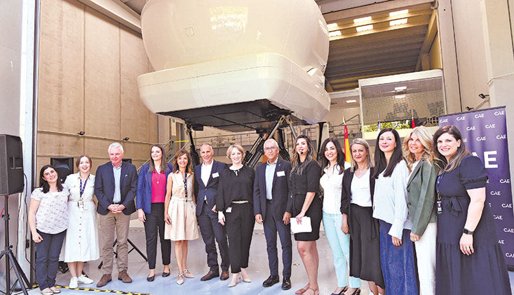 Τα επιτελικά στελέχη της Aegean και της CAE στις εγκαταστάσεις στη Μαδρίτη