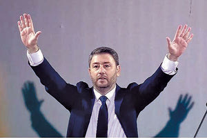 Με σκληρή γλώσσα απάντησε ο Νίκος Ανδρουλάκης στην προτροπή του Κυριάκου Μητσοτάκη προς τους φίλους του ΠΑΣΟΚ από τη Ρόδο «να ξανασκεφτούν λίγο και την ψήφο τους στις επόμενες εκλογές» και στην αναφορά του πρωθυπουργού ότι «για αλλού κινήσαν να παν και αλλού ο αρχηγός τούς πάει». 