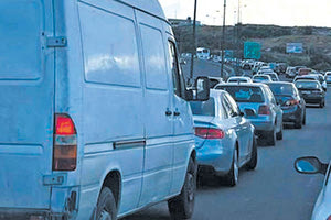 Δεν ξέρω πού οφείλεται, αλλά το τελευταίο δεκαπενθήμερο  στον ΒΟΑΚ, από το ύψος του αεροδρομίου μέχρι τον κόμβο της Παπαναστασίου, μεταξύ 4 και 5 το απόγευμα, παρατηρείται απίστευτος κυκλοφοριακός φόρτος. Η εικόνα παραπέμπει σε κίνηση που δημιουργείται όταν πάνω στον ΒΟΑΚ γίνεται κάποιο ατύχημα ή εκτελούνται έργα. Κι όμως στην προκειμένη περίπτωση δεν συμβαίνει τίποτα από αυτά.