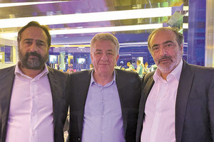 Συνάντηση, εκφράζοντας παράλληλα τις ευχές του στα αδέλφια, Κρητικούς επιχειρηματίες Γιάννη και Ανδρέα Γρύλο, είχε ο περιφερειάρχης Κρήτης Σταύρος Αρναουτάκης