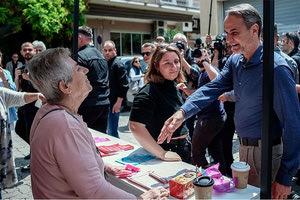 Μετέωρο έμεινε το… χέρι του πρωθυπουργού Κυριάκου Μητσοτάκη χθες το πρωί στην πλατεία Κυψέλης, όπου περιόδευε στο πλαίσιο της προεκλογικής εκστρατείας. Κάποια στιγμή περνώντας μπροστά από το περίπτερο του ΜέΡΑ 25 άπλωσε το χέρι να χαιρετήσει ένα μέλος του κόμματος που μοίραζε φυλλάδια. Η γυναίκα απέφυγε επιδεικτικά τη χειραψία και ο πρωθυπουργός έμεινε με το χέρι στον αέρα, αλλά διατηρώντας τη ψυχραιμία του, παρά το γεγονός ότι από άλλο μέλος του ΜεΡΑ 25 ακούστηκε να λέει: «να μου κοπεί το χέρι»!