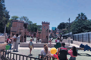 Μεγάλες πιένες γνωρίζει από τις πρώτες κιόλας ημέρες της λειτουργίας της η παιδική χαρά σ’ ένα από τα πιο κεντρικά σημεία του Ηρακλείου, μόλις 100 μέτρα από την πλατεία Ελευθερίας.