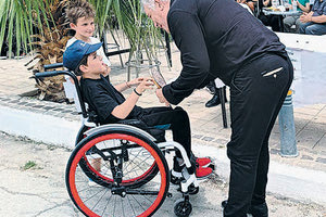 Μια από τις πιο συγκινητικές στιγμές στην εκδήλωση «Στηρίζω Ανθρώπινα», που πραγματοποιήθηκε στο Τυμπάκι του Δήμου Φαιστού, ήταν η βράβευση του μικρού Παναγιώτη Νικολουδάκη, ο οποίος θέλησε να συμμετάσχει στον αγώνα για να στηρίξει τη δράση.